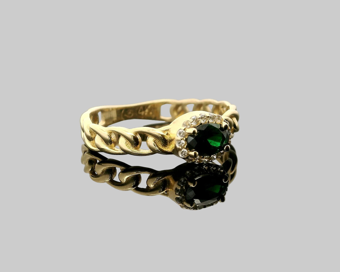 Anillo de Eslabones con Piedra Ovalada