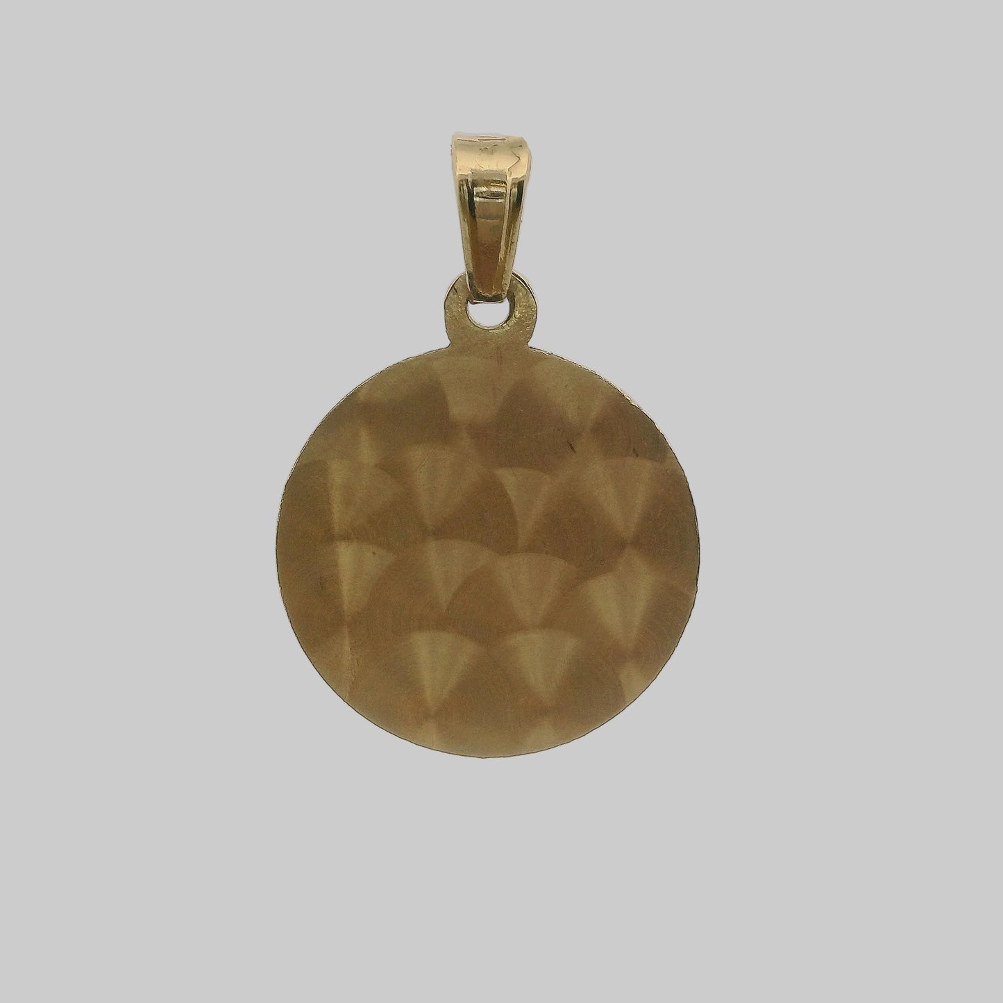 MEDALLA RELIGIOSA REDONDA DE ORO AMARILLO CON FIGURA EN RELIEVE Y DISEÑO DE RAYOS.