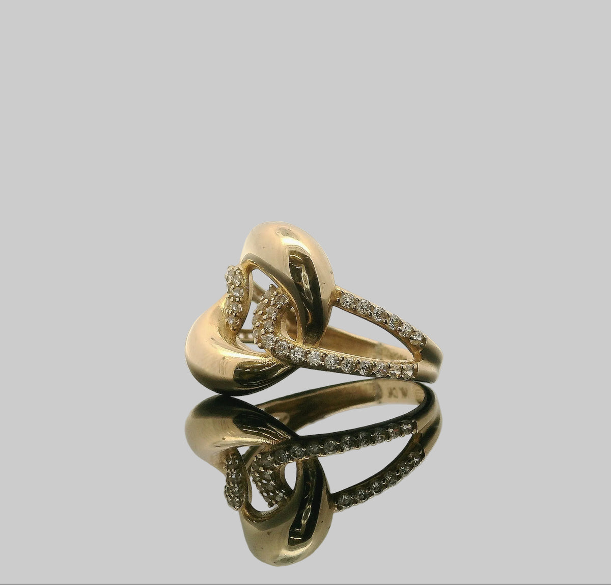 ANILLO DE ESLABONES ENTRELAZADOS EN ORO CON ZIRCONIAS 14K