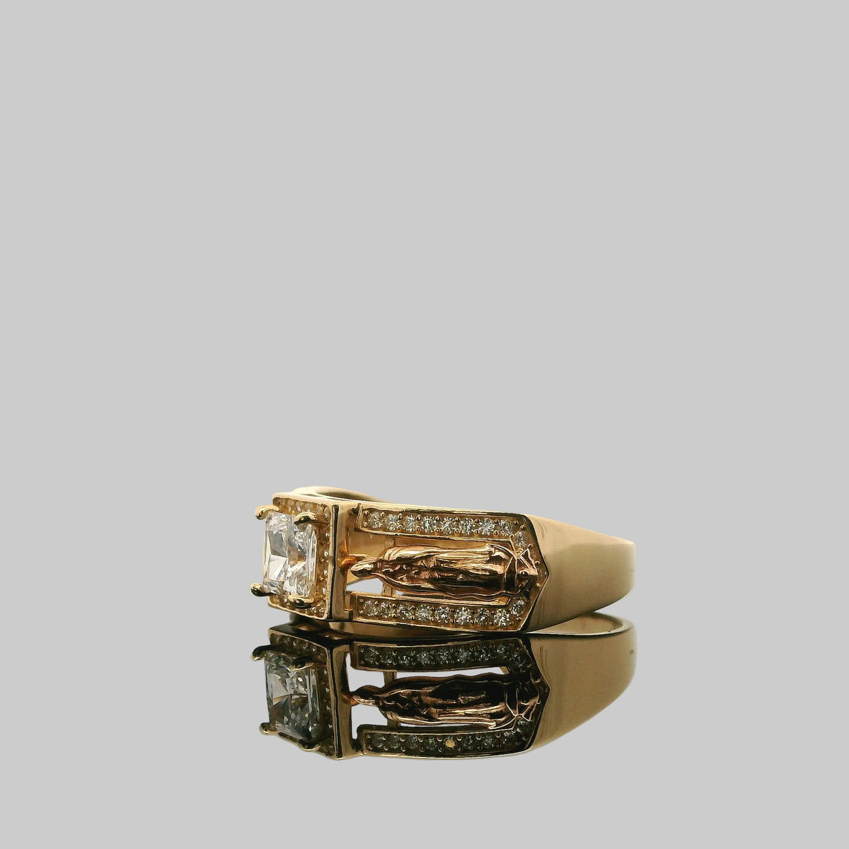 ANILLO DE CABALLERO CON ZIRCONIA CENTRAL Y VIERGEN A UN COSTADO 14K