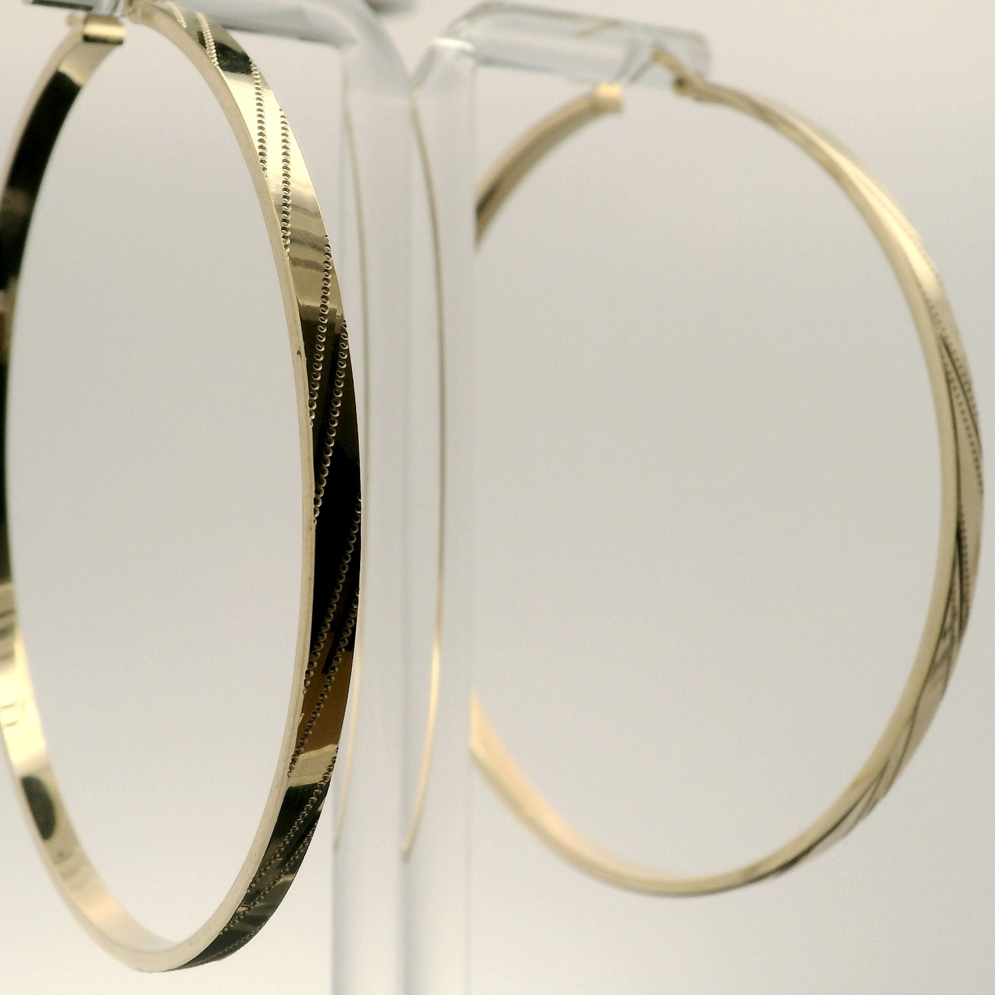 Arracadas grandes con elegante diseño plano