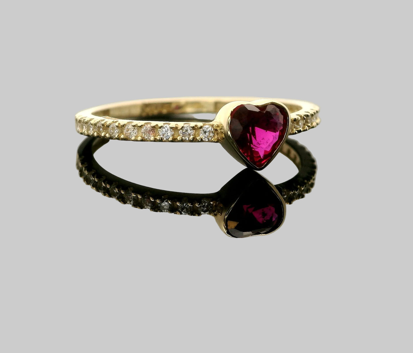 Anillo piedra corazón central