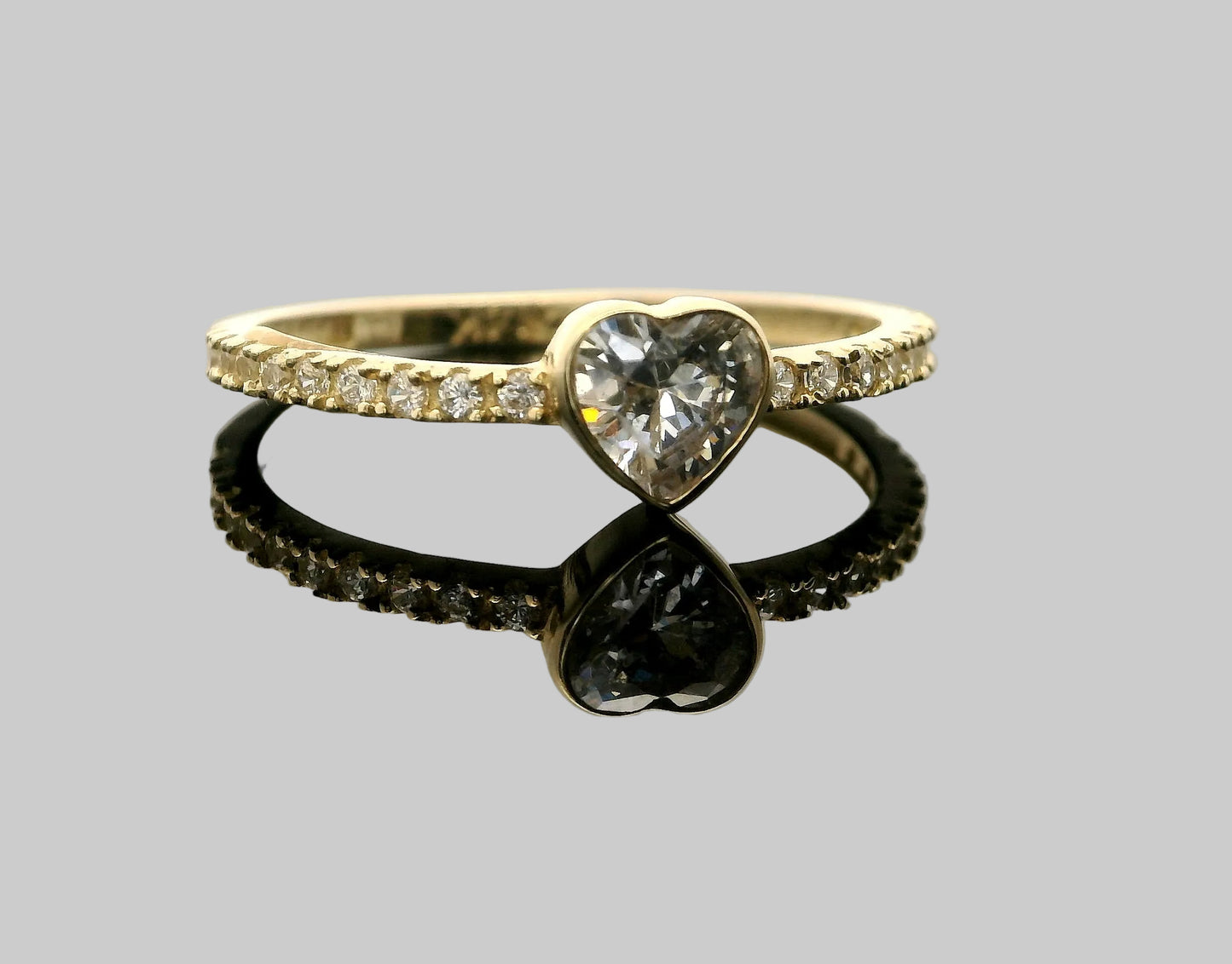 Anillo piedra corazón central