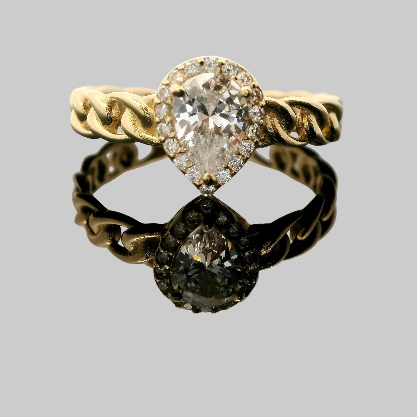Anillo de Eslabones con Piedra Rosa en Forma de Gota