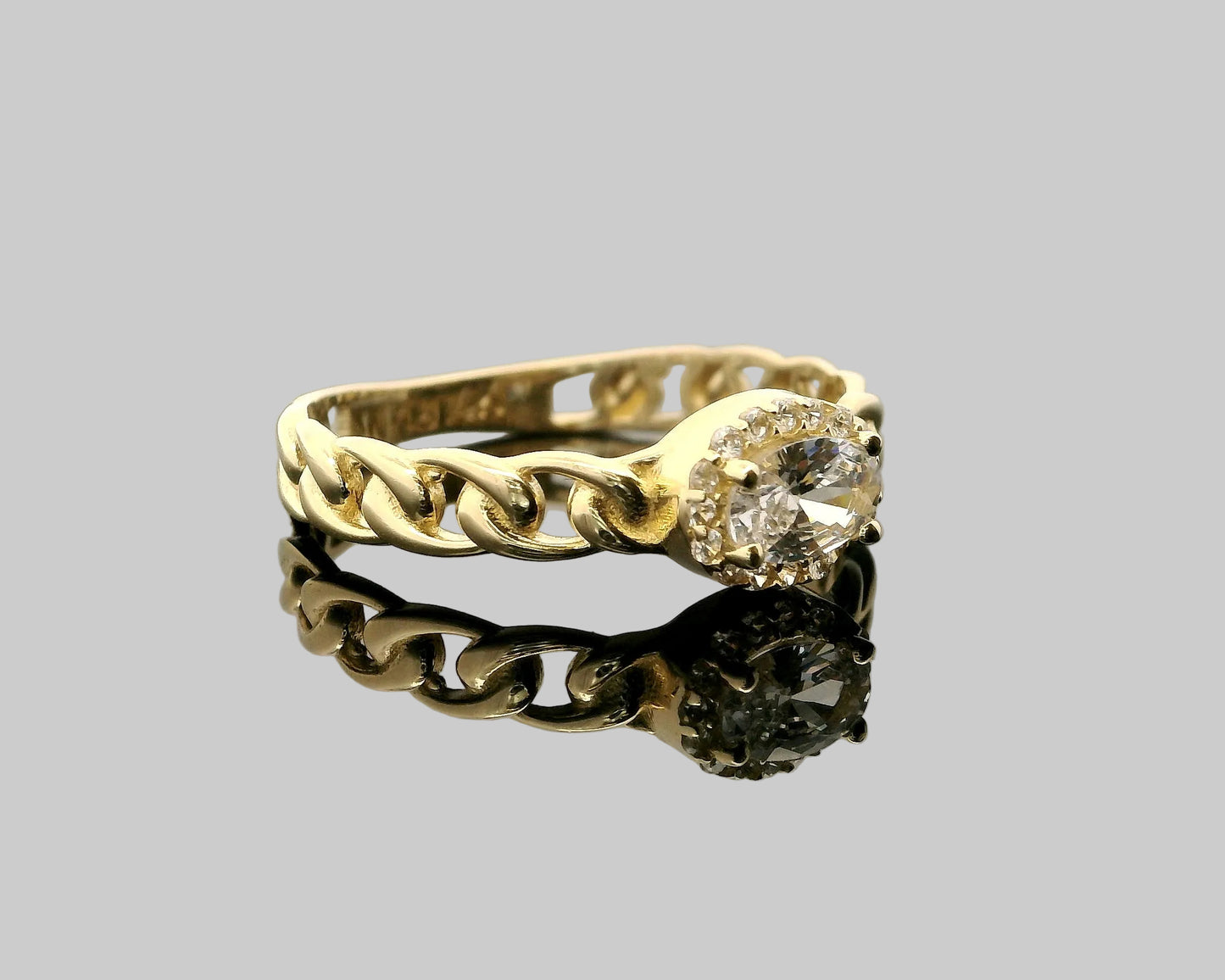 Anillo de Eslabones con Piedra Ovalada