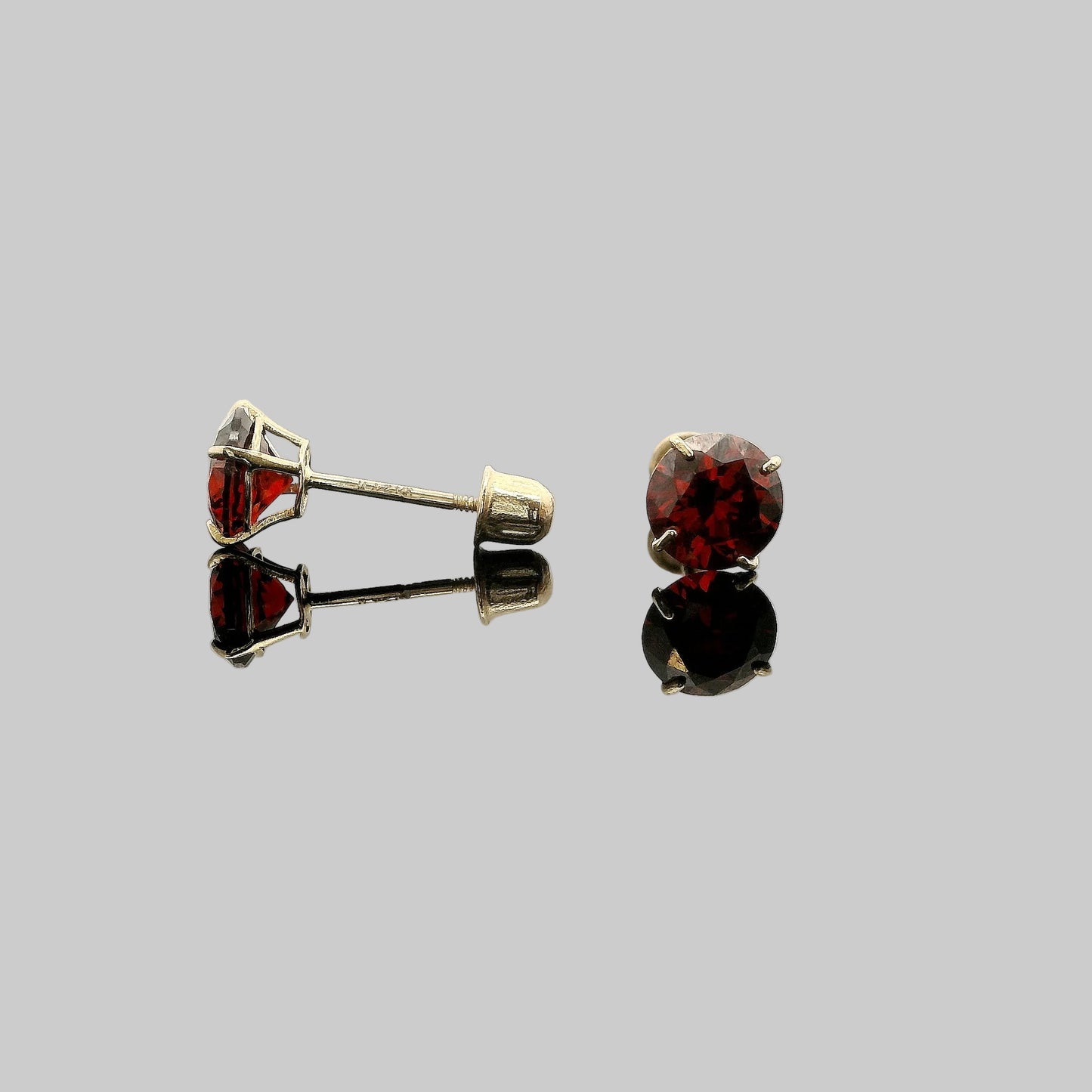 ARETES MOISSANITE
