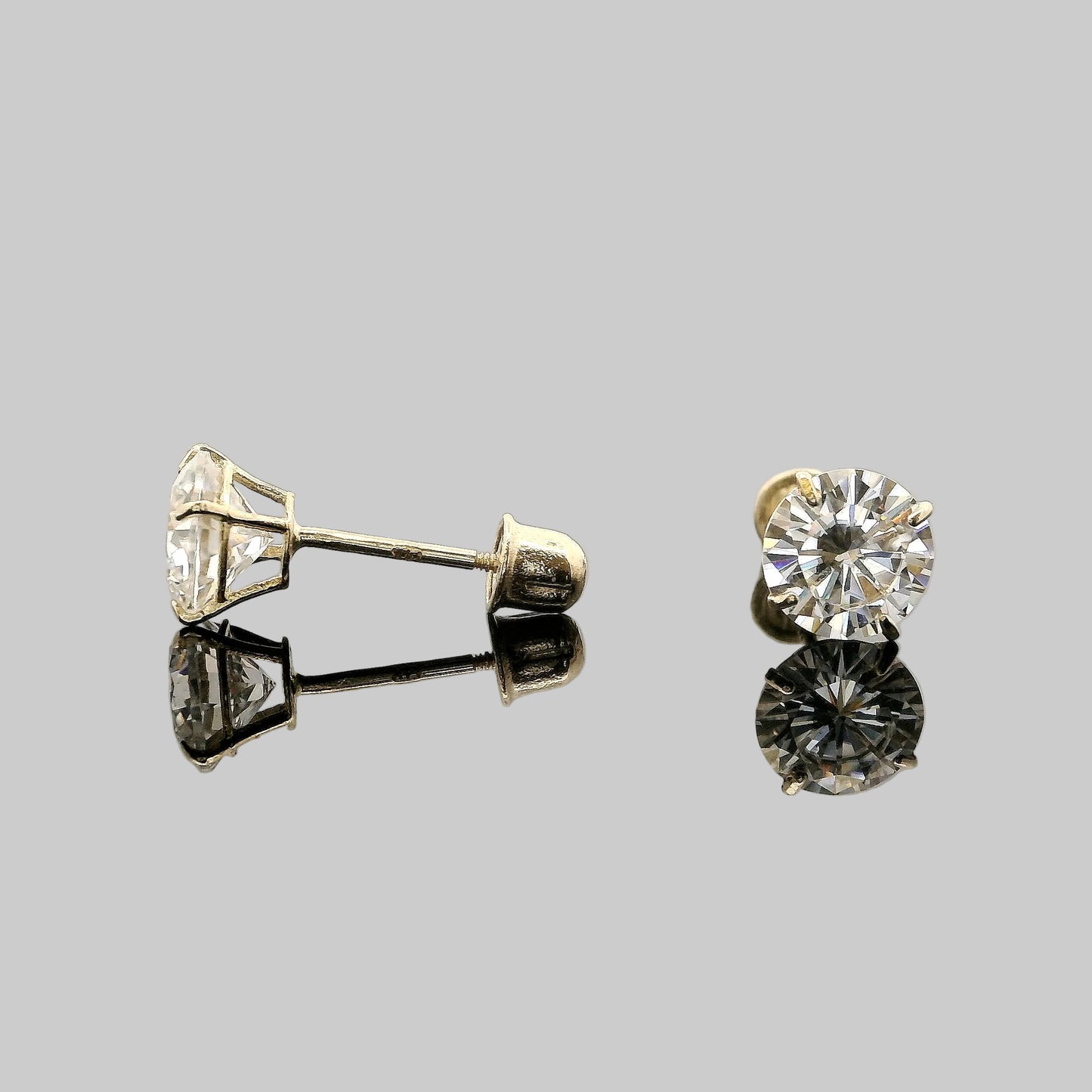 ARETES MOISSANITE