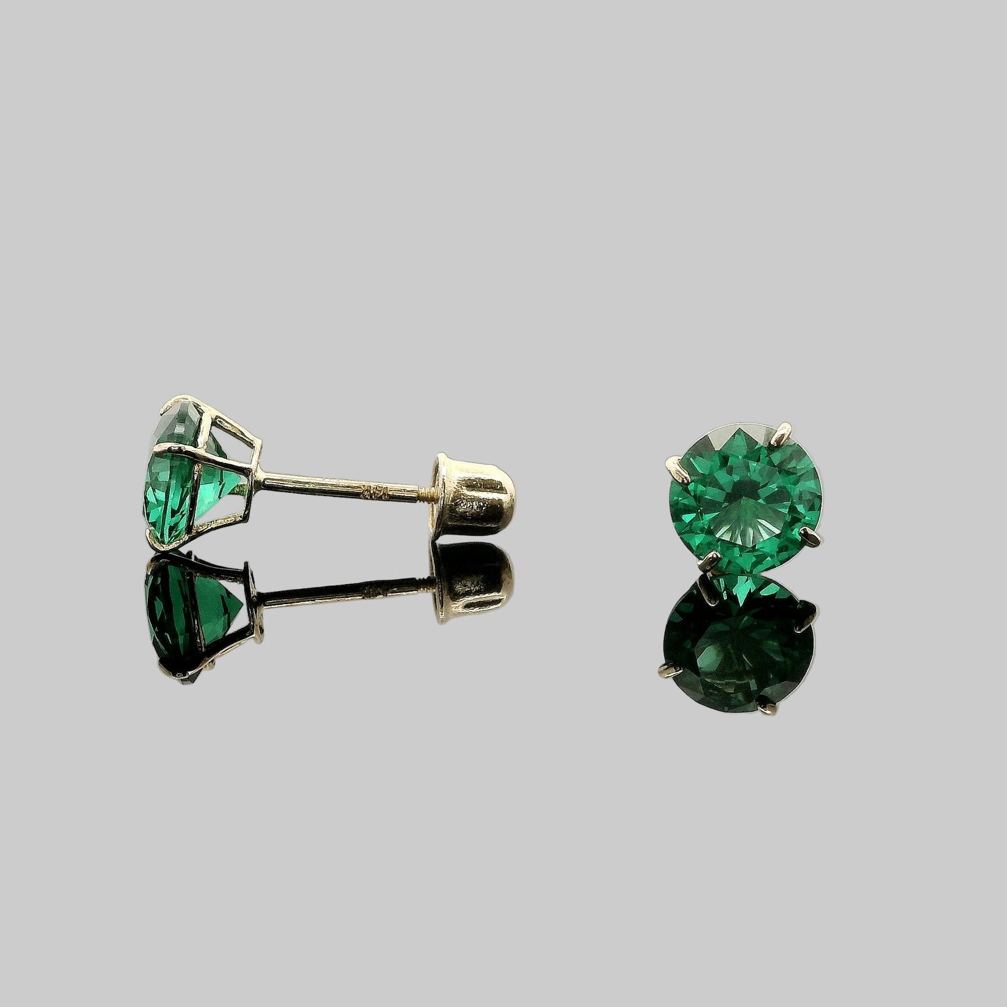ARETES MOISSANITE