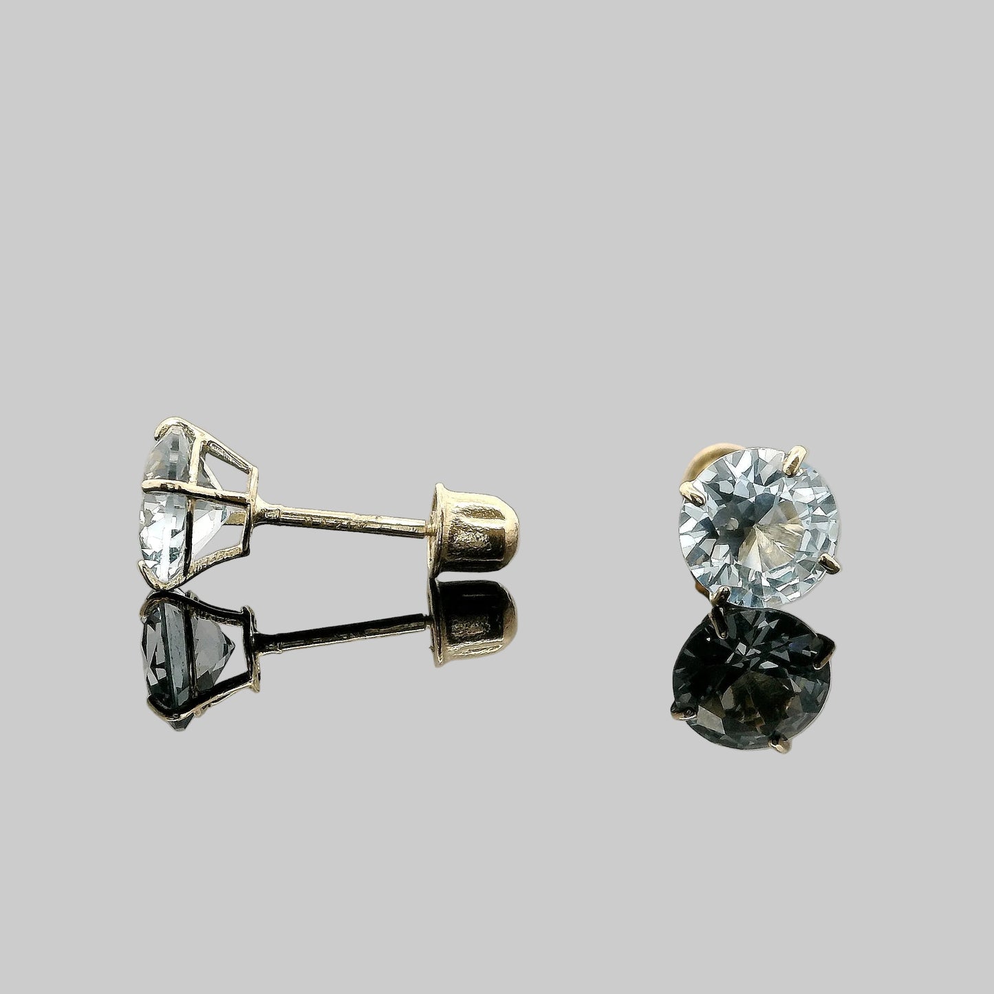 ARETES MOISSANITE