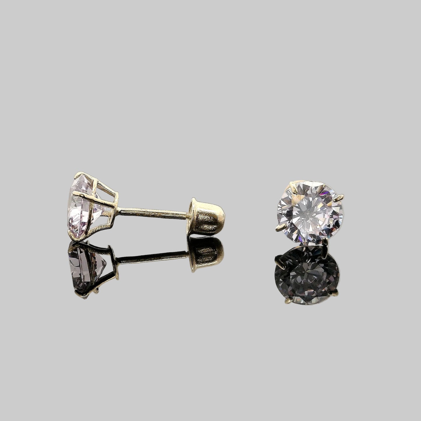 ARETES MOISSANITE