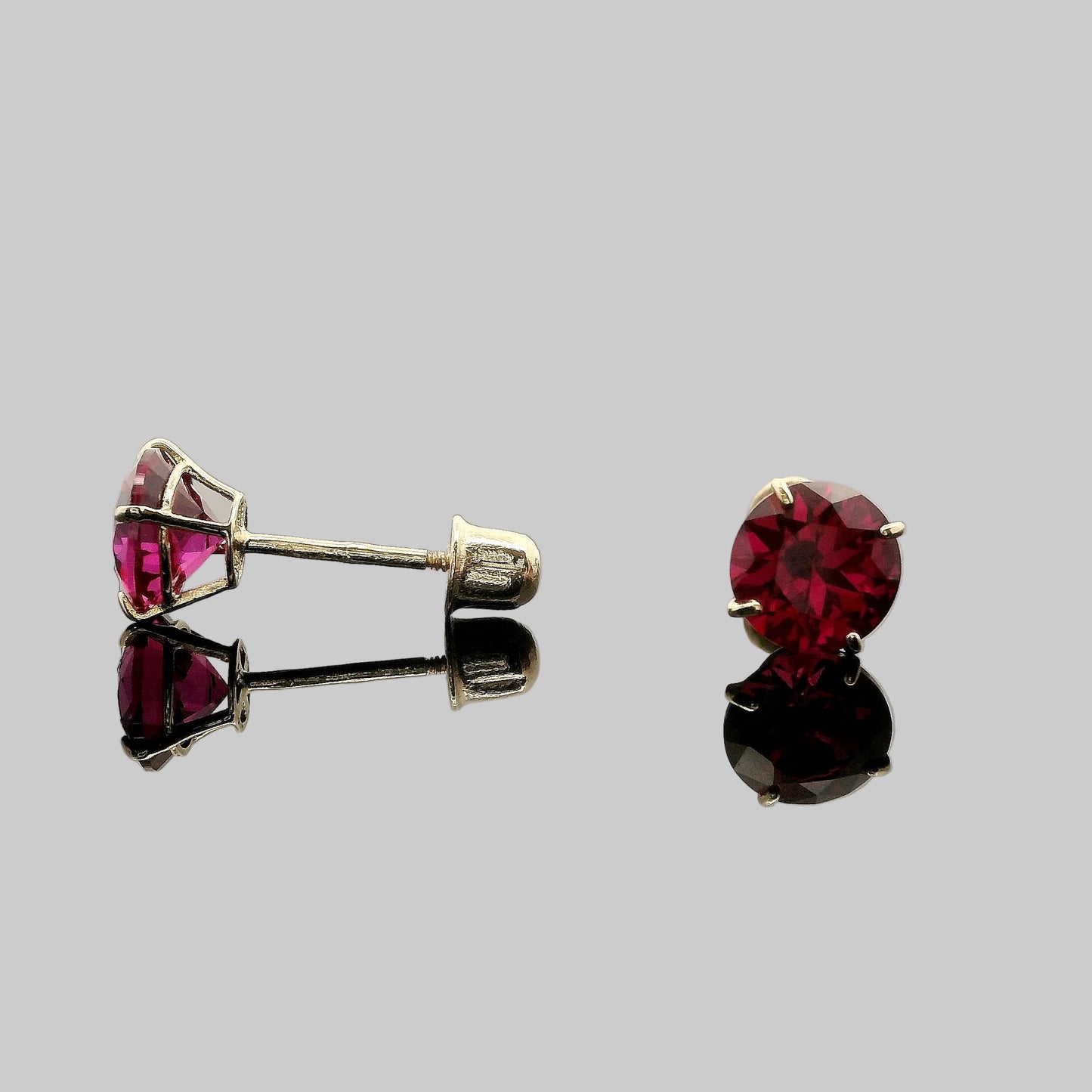 ARETES MOISSANITE