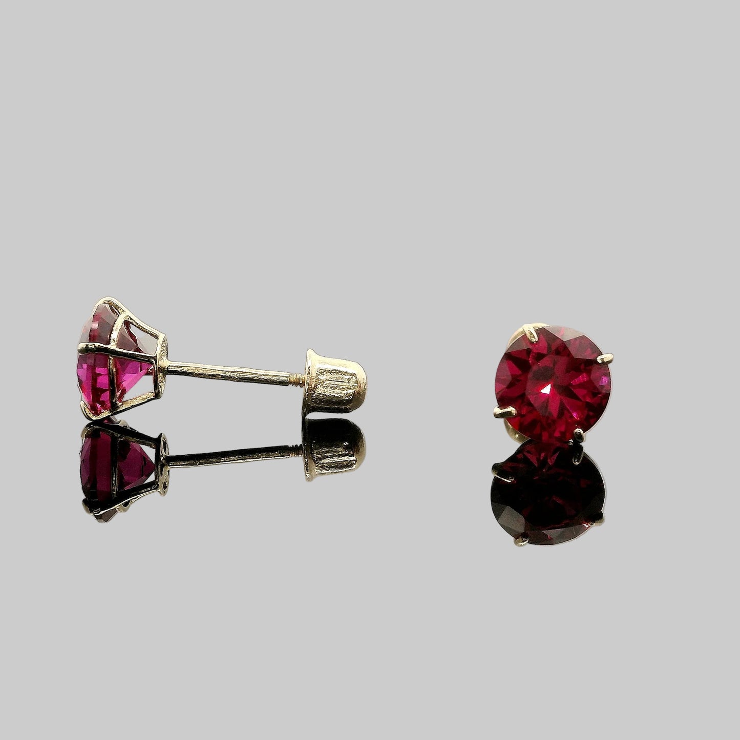 ARETES MOISSANITE