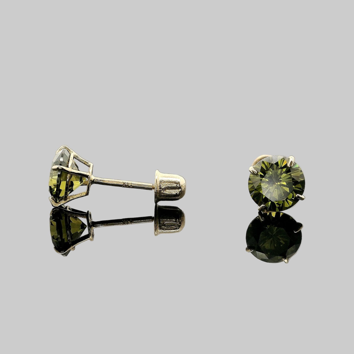 ARETES MOISSANITE