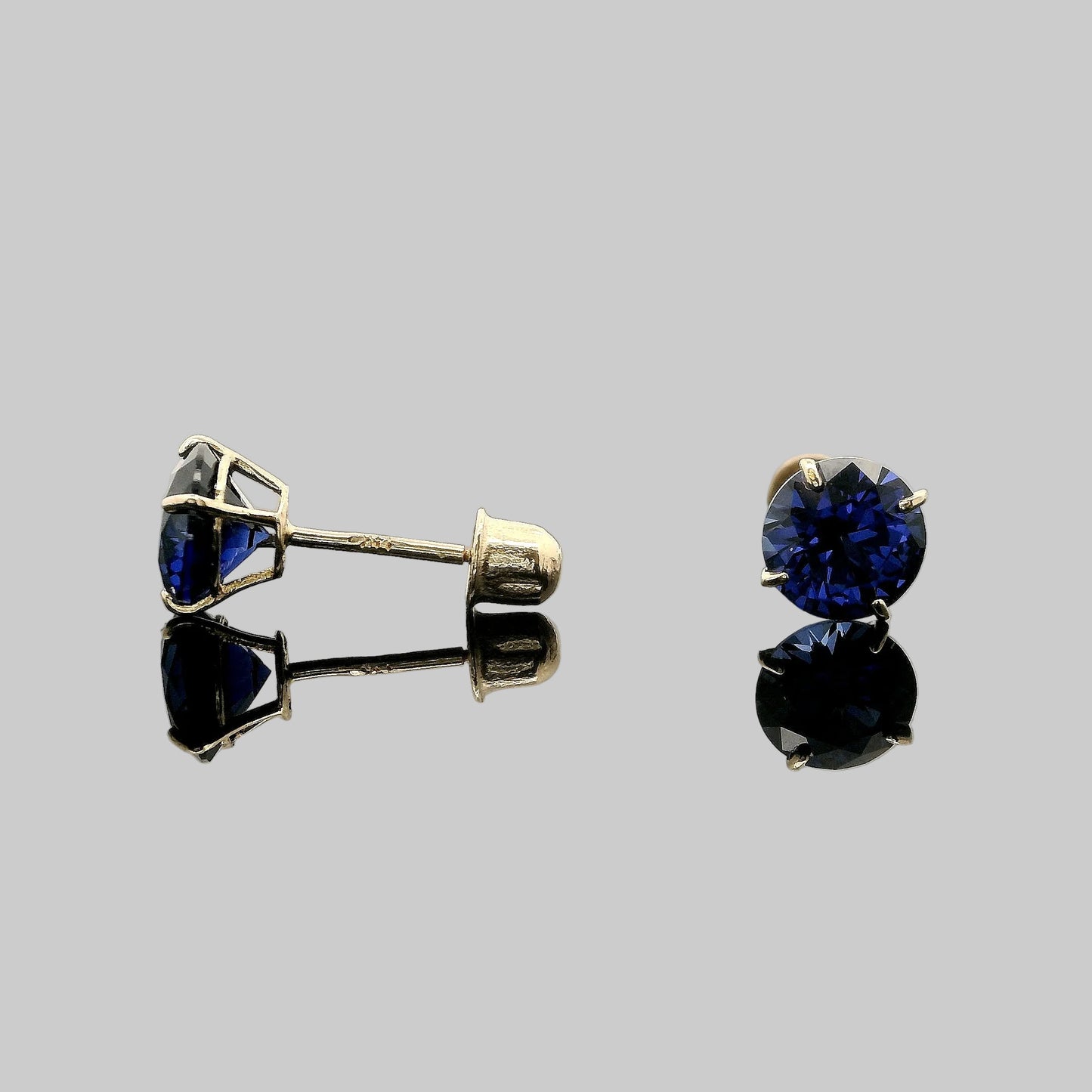 ARETES MOISSANITE