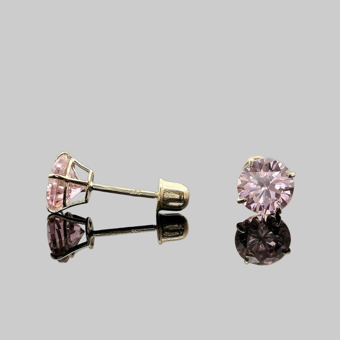 ARETES MOISSANITE
