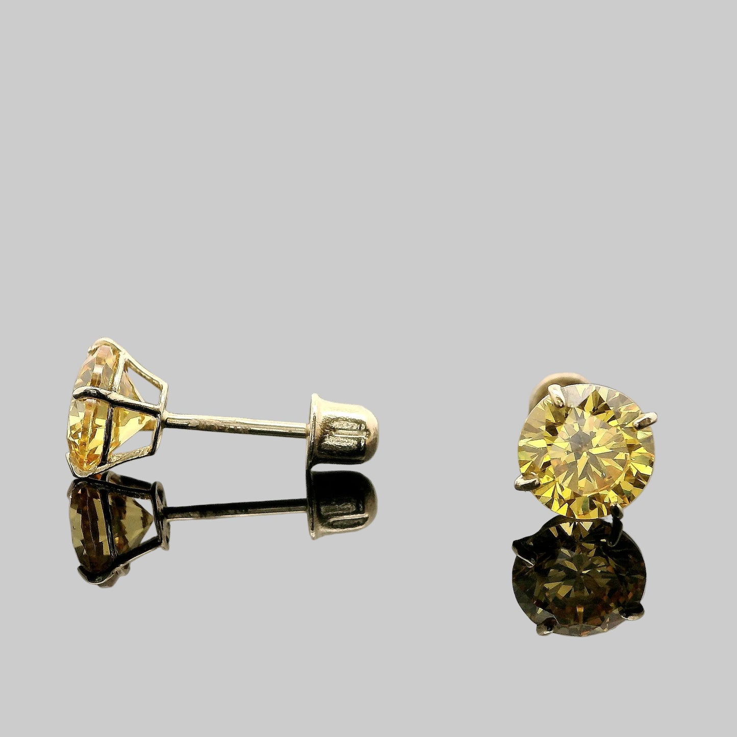 ARETES MOISSANITE