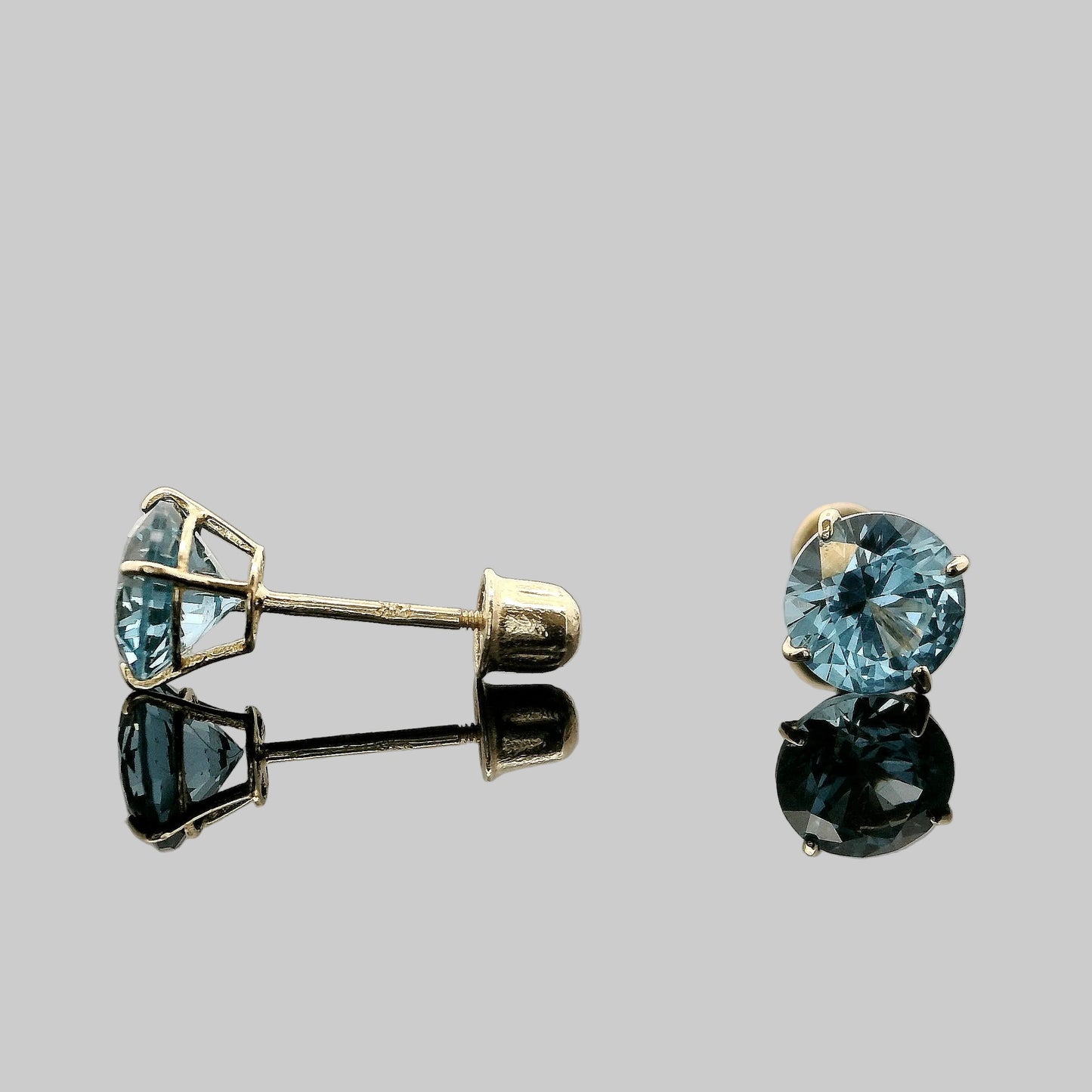 ARETES MOISSANITE