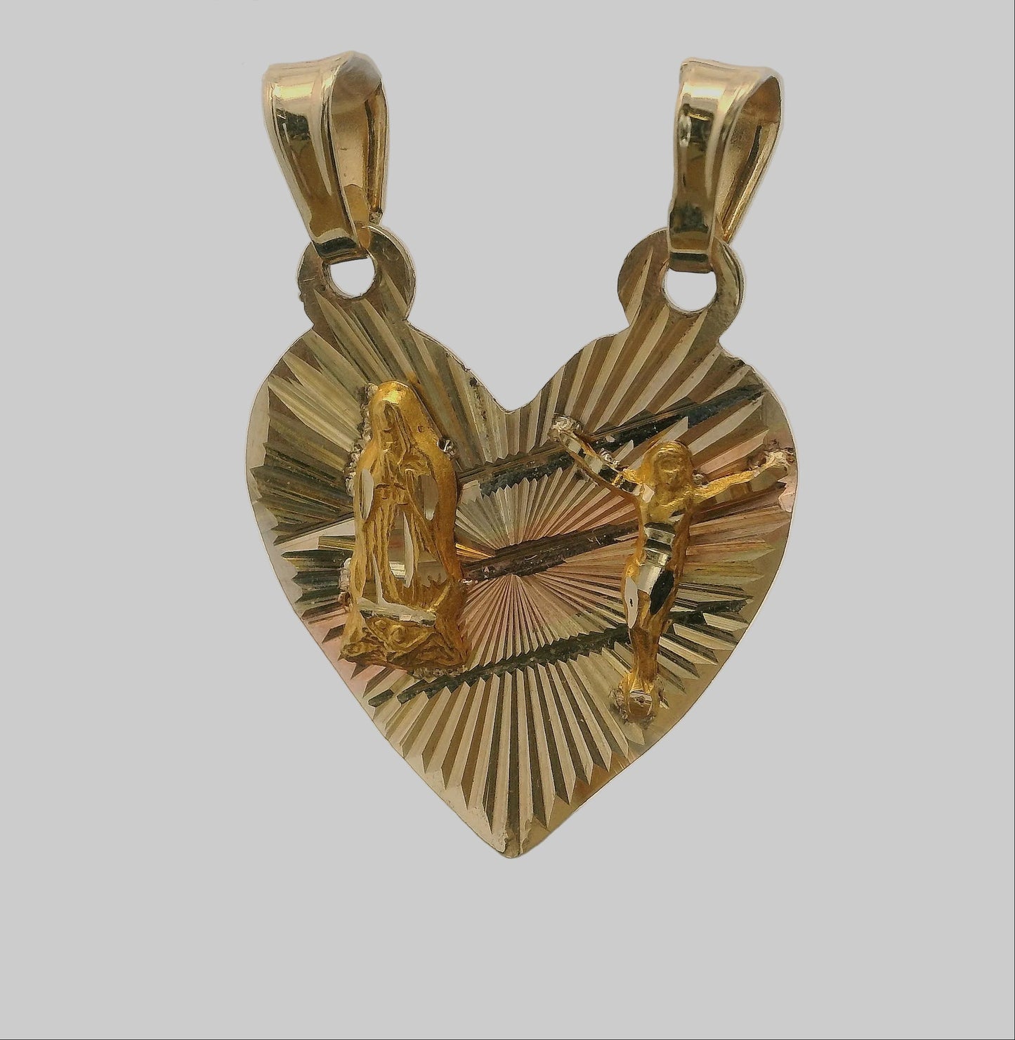 DIJE CORAZÓN PARTIDO CON VIRGEN DE GUADALUPE Y CRISTO CRUCIFICADO
