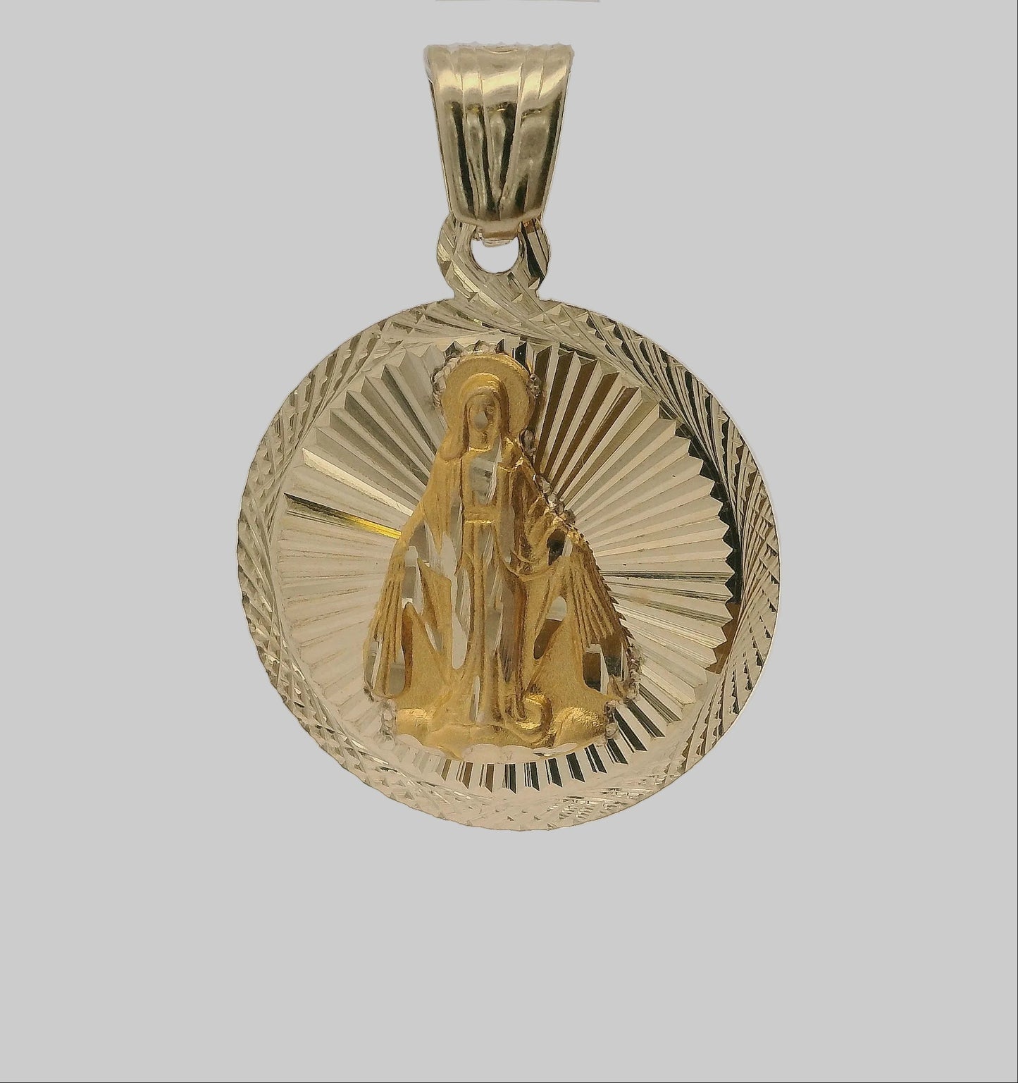 MEDALLA REDONDA VIRGEN DE GUADALUPE CON FONDO RAYADO DIAMANTADO