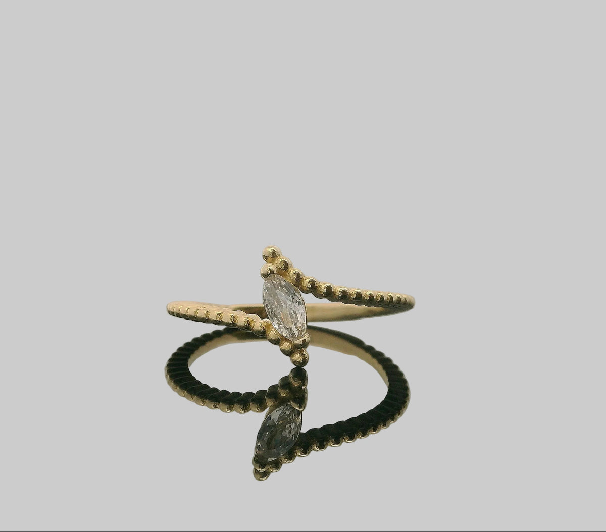 ANILLO DE ORO AMARILLO CON PIEDRA MARQUESA – DISEÑO ABIERTO 14K