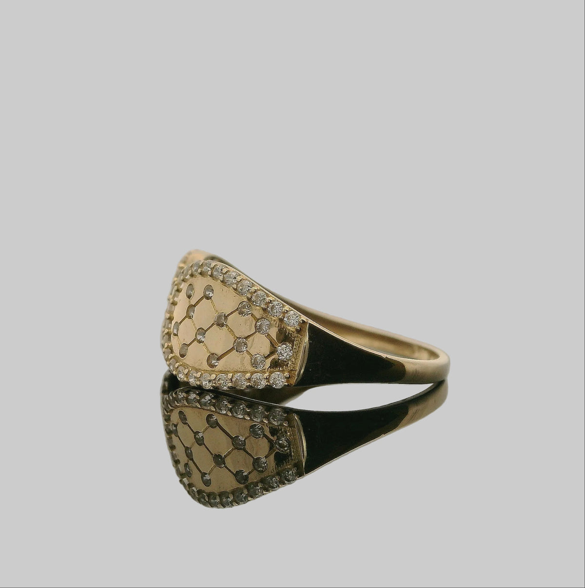 ANILLO DE ORO CON DISEÑO GEOMÉTRICO Y DETALLES BRILLANTES 14K